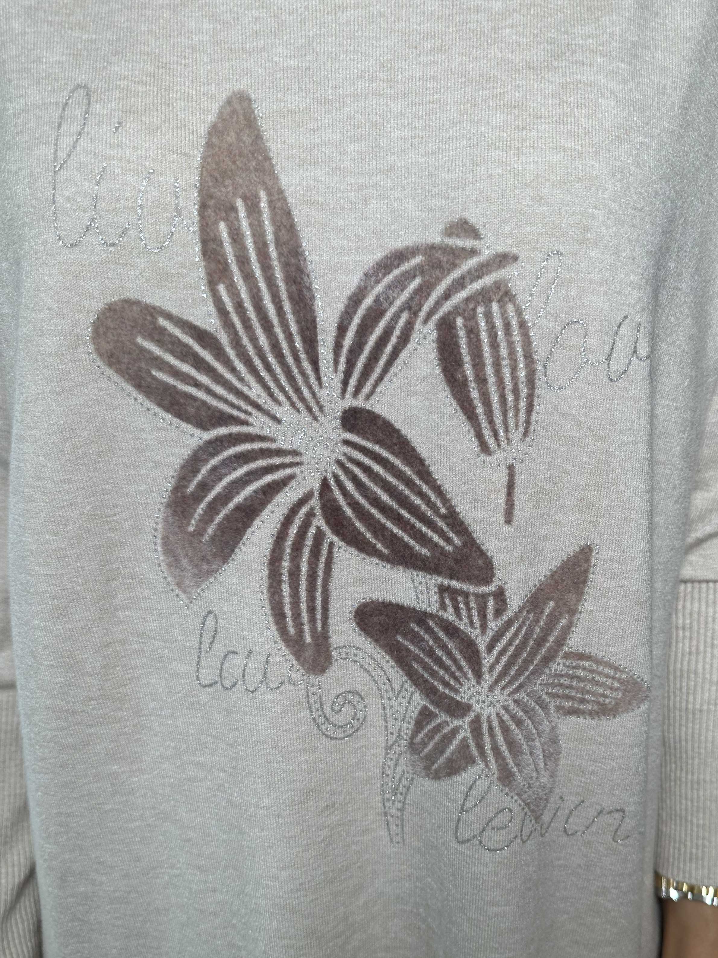 Amilie - Blød strikkjole med blomstermotiver